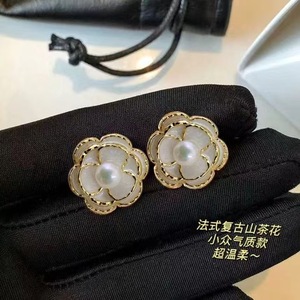 ต่างหูมุกน้ำจืดลายดอกคามิลเลียสุดเก๋ ดีไซน์เงินแท้ ใช้ได้หลากหลาย ขายส่งเครื่องประดับคุณภาพ - Product Image 2