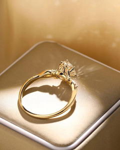 Anillo de Compromiso de Lujo para Mujer con Diamante Ovalado de 4.50Ct Creado en Laboratorio, Chapado en Oro Amarillo de 14K, para Boda y Aniversario - Product Image 3