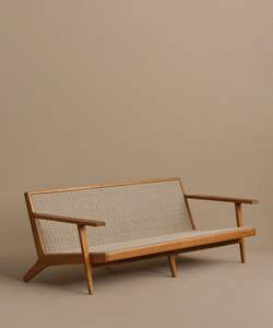 Canapé lounge en teck artisanal avec tressage en rotin naturel et structure en bois au design architectural épuré - Product Image 1