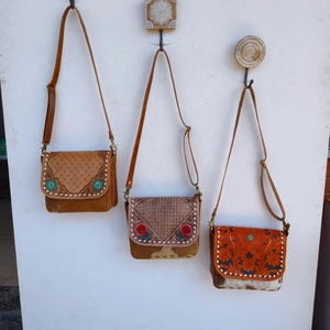 Petit sac à bandoulière en cuir de vachette naturel usiné à la main pour femmes Sac à bandoulière réglable et détachable en cuir avec crunch cireux - Product Image 1