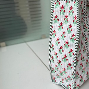 Sac fourre-tout bohème en coton matelassé indien fait main avec broderie florale rouge, ouverture supérieure, pour femmes, idéal pour le shopping - Product Image 2
