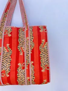 Sac fourre-tout matelassé en coton rayé rouge orangé de luxe avec imprimé main de tigre, sac à main décontracté léger à fermeture éclair pour femme - Product Image 2
