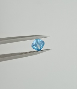 พลอยสังเคราะห์ทรงคุชชั่นสีน้ำเงินเข้ม 1 กะรัต รับรองโดย IGI ผลิตในห้องปฏิบัติการด้วยวิธี CVD HPHT ความสะอาดระดับ VS1 สำหรับงานหมั้น - Product Image 2