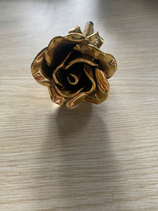Adorno de Flor de Rosa de Hierro Dorado Soldado, Moderno y Hecho a Mano, para Decoración del Hogar y Oficina, Hecho en Vietnam - Product Image 5