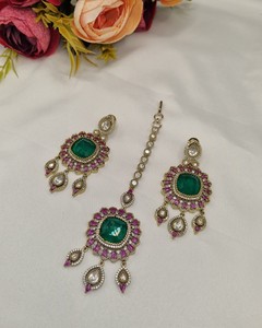 Conjunto de Joyería Tradicional para Boda, Collar con Piedras Kundan en Oro Antiguo Pulido, con Pendientes a Juego, Colección MaangTika - Product Image 3