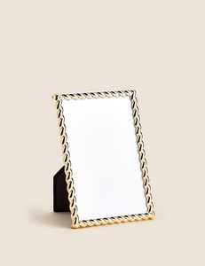 Cadre photo décoratif en métal pour un intérieur élégant, un bureau, un portrait de famille et une présentation de cadeaux d'anniversaire - Product Image 1