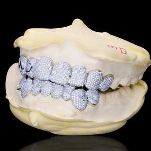 Joyería de Lujo Personalizada: Grillz Hip Hop con Letras, Micro Pavé de Moissanita y Acabado Plateado para Hombres - Product Image 3