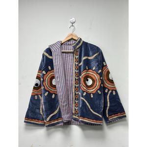 Chaqueta de terciopelo azul de lujo con diseño botánico simétrico y bordado de personajes vintage, estilo bohemio, manga larga, para otoño. - Product Image 2
