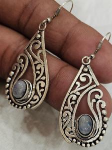 Magnifiques boucles d'oreilles en pierre de lune arc-en-ciel naturelle de forme ovale, vente en gros, boucles d'oreilles en argent blanc allemand, bijoux - Product Image 2