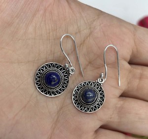 Boucles d'oreilles pendantes rondes en lapis-lazuli naturel plaqué argent, bijoux de mode faits à la main - Product Image 5