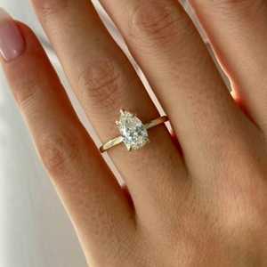 Bague de fiançailles unique avec diamant de laboratoire en forme de poire de 2 carats, sertie de griffes, or jaune 14 carats, certifiée IGI - Product Image 2