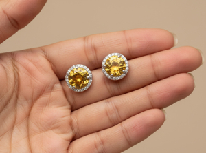 Pendientes Clásicos Minimalistas de Plata 925 con Baño de Rodio, Engaste de Garra, Halo de Citrino y Moissanita para Mujer, Regalo para Fiestas y Uso Diario - Product Image 4