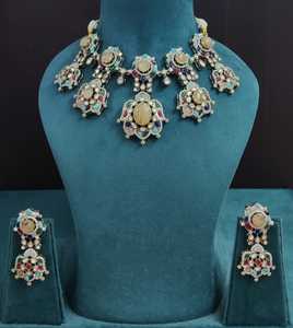 Collier de qualité supérieure avec de magnifiques boucles d'oreilles, design classique et unique, bijoux parfaits pour les mariages et les occasions festives - Product Image 3