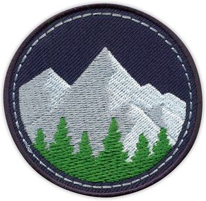 Parche Circular Bordado Ecológico de Lona con Diseño de Montaña, Árboles Verdes y Picos Nevados sobre Fondo Oscuro, para Coser, Ideal para Regalos - Product Image 1
