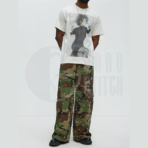 Ensemble camouflage perlé personnalisé pour homme : T-shirt vintage graphique oversize et pantalon cargo camouflage woodland clouté – Ensemble 2 pièces - Product Image 2