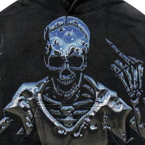 Sudadera con capucha para hombre Chrome Skeleton Middle Finger 2026, negra lavada, oversize, con gráfico metálico, azul neón, estilo streetwear artístico - Product Image 2
