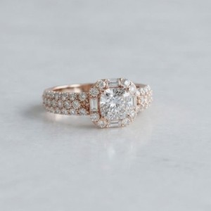 Anillo de Compromiso con Diamante Moissanite Corte Cojín, Chapado en Oro Rosa, Halo de Diamantes, Joyería de Lujo para Mujer - Product Image 5