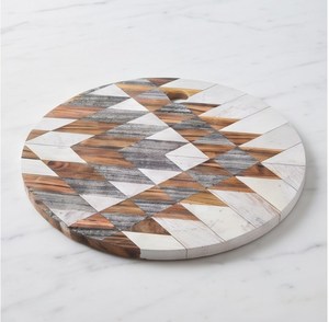 Tabla de cortar redonda de madera con diseño geométrico de mosaico y orificio para colgar - Product Image 1