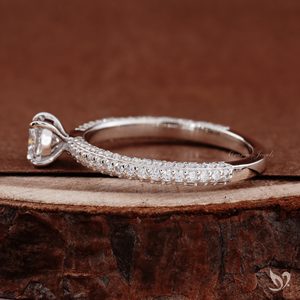 Anillo de Diamante Cultivado en Laboratorio con Corte Cojín de 0.50ct, Banda Pavé de Tres Hileras, Diseño Romántico Suave, Anillo de Novia de Oro Blanco de 10K - Product Image 2