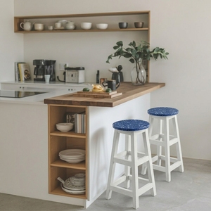 4GoodThings - Taburete de Bar de Plástico Reciclado, Ecológico, Duradero y Estable, Diseño Moderno y Minimalista, Estructura de Madera, para Hogar, Bar, Hotel, Estilo Rústico - Product Image 3