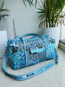 Bolso de Hombro Acolchado de Algodón con Diseño de Patchwork, Estampado Floral Hecho a Mano en India, de Alta Calidad, Personalizable con Logotipo y Color, para Viaje - Product Image 3