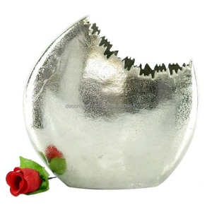 Florero de aluminio fundido a mano para decoración artesanal del hogar, estilo de edición limitada y piezas de arreglo floral de habitación de lujo - Product Image 1