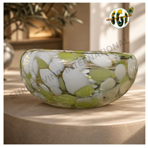 Bol en verre artisanal écologique avec motif galets blancs et verts, plat de service décoratif moderne pour les fêtes, finition polie - Product Image 1
