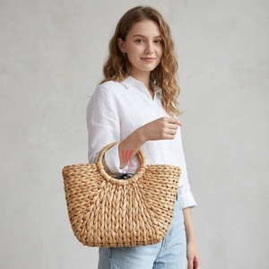 Sac fourre-tout en paille de jacinthe d'eau naturelle - Sac de plage d'été tissé demi-lune avec poignée ronde pour femme - Product Image 1