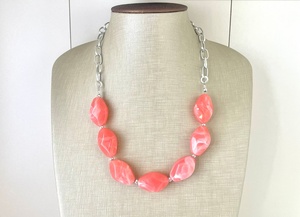 Collar Moderno de Resina Epoxi para Mujer, Diseño Único con Cuentas, Joyería Ligera a Precio de Mayoreo para Propietarios de Boutiques y Tiendas - Product Image 2