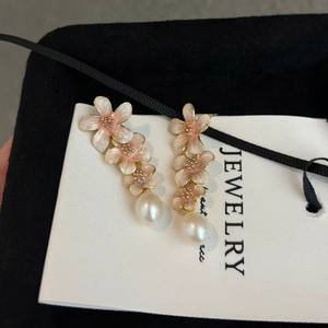 Pendientes de Perlas con Aguja de Plata y Goteo Rosa, Elegantes Pendientes Coreanos Pequeños de Alta Gama para Mujer - Product Image 1