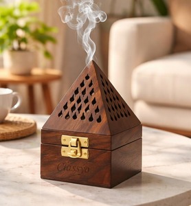 Classyo Holz-Pyramiden-Räucherstäbchenhalter mit Hohlschnitzerei und Messingverschluss - Product Image 1