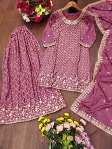 Ensemble Sharara tendance mauve avec cape et dupatta, orné de broderies Gota Patti et de miroirs, en soie, style ethnique de luxe, idéal pour demoiselle d'honneur, collection hiver Bollywood - Product Image 5