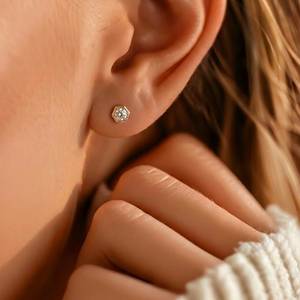 Boucles d'oreilles clous solitaires unisexes en moissanite taille hexagonale 4 mm East West, avec or rose 14 carats, bijoux de mode raffinés pour amis - Product Image 4