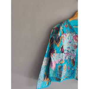 Veste réversible vintage en patchwork pour femme, cardigan en coton à fleurs, manteau d'hiver avec poches, cadeau pour elle - Product Image 2