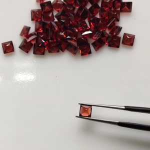 โกเมนสีแดงธรรมชาติ 4.5 มม. ทรงสี่เหลี่ยมเจ้าหญิงคัท คุณภาพดีที่สุด พลอยเม็ดเดี่ยวสำหรับทำเครื่องประดับ - Product Image 3