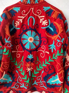 Chaqueta de Cuero Bordada Roja Intensa para Mujer, Abrigo Reversible de Otoño con Bordado Floral Suzani, Chaqueta Bomber Acolchada con Estampado en Relieve de Algodón - Product Image 4