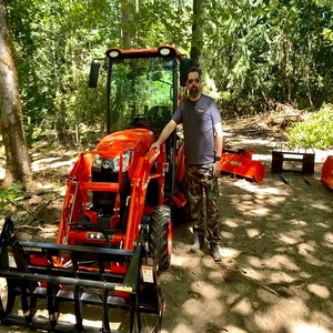 Tractor agrícola pequeño de alto rendimiento con potente motor diésel y manejo 4x4, perfecto para trabajos de carga y excavación. - Product Image 5