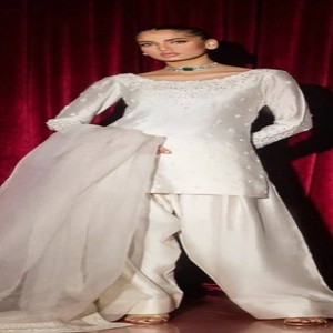 Ensemble Farshi Salwaar-Suit et Dupatta en crêpe naturel de haute qualité, orné de fils et de sequins, à prix de gros. - Product Image 1