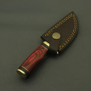 Cuchillo EDC de Hoja Fija de Acero de Damasco Hecho a Mano con Mango de Madera Pakka Roja y Empuñadura de Latón, Ideal para Caza y Bushcraft, Venta Directa de Fábrica - Product Image 6