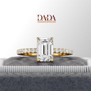 Bague de fiançailles solitaire taille émeraude pour femme, bague de mariage classique à quatre griffes style cathédrale - Product Image 1