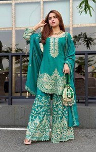 Magnifique ensemble de tenue ethnique pour femme en soie Chinon, comprenant une tunique artisanale à cordon, un pantalon ample et une écharpe ornée et scintillante, idéal pour les cérémonies. - Product Image 2