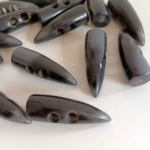 Botones de Plástico Personalizados de Resina con Forma de Cuerno, de 2 Agujeros, Negros y Blancos, para Abrigos, Chaquetas y Cortavientos - Product Image 1