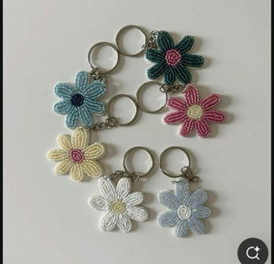 Lindo Llavero con Cuentas, Colgante para Bolsa, Regalo para Mujer, Artesanía, Cuentas de Semillas, Bordado de Flores - Product Image 2