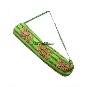 Sac de week-end matelassé en coton imprimé floral, style bohème moderne, pour yoga et plage, avec patchs et motifs imprimés à la main, écologique et durable - Product Image 1