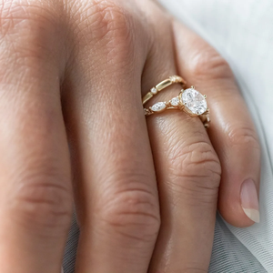 แหวนพรีเมียม ทอง 14K ประดับเพชรทรงกลม แหวนหมั้นแบบหนามเตย เครื่องประดับชั้นดีสำหรับผู้หญิง - Product Image 4