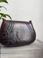 Sac à bandoulière léger en cuir véritable pour femme, style bohème floral, fait main, avec fermeture à rabat et sangle unique