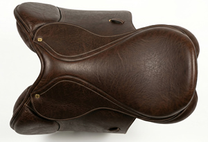 Silla de Montar para Caballo de Cuero Marrón Premium, Cómoda para Saltos, Equipo Ecuestre Resistente para Montar y Entrenar - Product Image 3