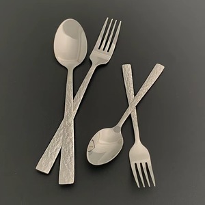 Conçu pour la restauration à domicile et commerciale, cet ensemble de couverts en métal comprend des fourchettes, des couteaux, des cuillères à soupe et des cuillères à café. - Product Image 2