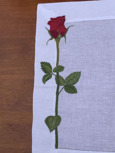 Juego de Manteles Individuales y Servilletas de Lino Blanco con Bordado de Rosas Rojas, Lavables, de Lujo, Personalizados, con Dobladillo, para el Hogar, Bodas y Eventos - Product Image 3