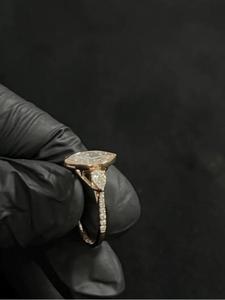 Anillo de compromiso de diamante con corte marquesa y engaste de bisel en oro amarillo macizo con piedras laterales en forma de pera, anillo minimalista solitario de promesa de alta joyería. - Product Image 2